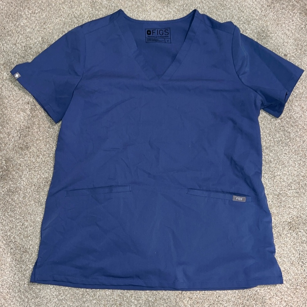 Women’s FIGS 2 pocket scrub top in Size Medium
